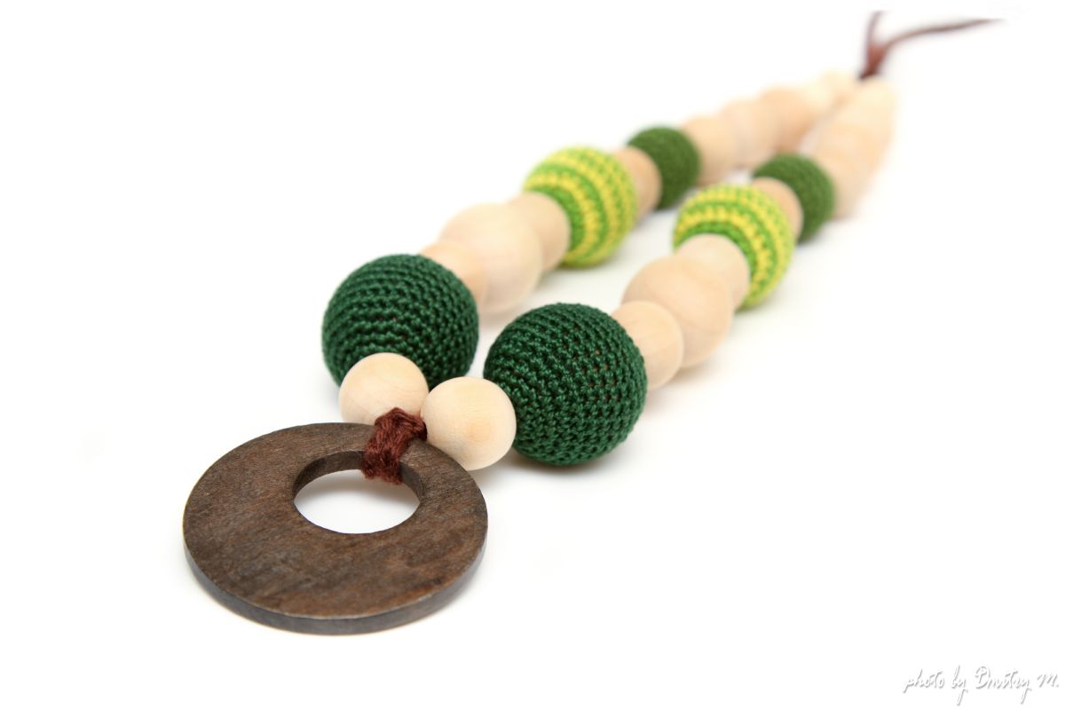 Crochet Breastfeeding/Nursing necklace - Teething toy with wooden ring pendant in emerald green colors and yellow - mom accessory